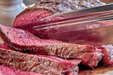 Kızarmış et ve kan avcı bıçağıyla kesilir. Biftek kapanışı için tebrikler. Kırsal biçim.