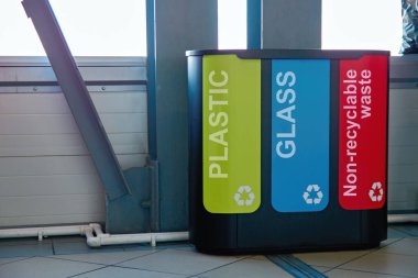 Konsept: çöp toplama sistemi ve katı ev atık geri dönüşüm. Plastik, cam ve dönüşümsüz atık toplamak için Modern depo gözleri. 
