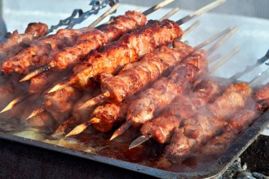 Hazırlık barbekü ızgara et Şaşlık Marine. Sığır eti kebaplar Barbekü Buhar ve duman olmak kızarmış. Et şiş üzerinde kömür closeup.