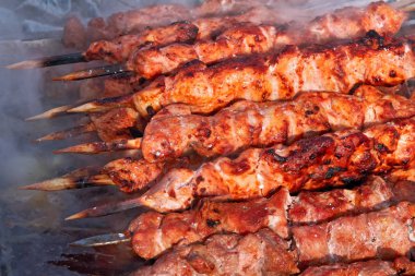 Hazırlık barbekü ızgara et Şaşlık. Sığır eti kebaplar Barbekü Buhar ve duman olmak kızartma.