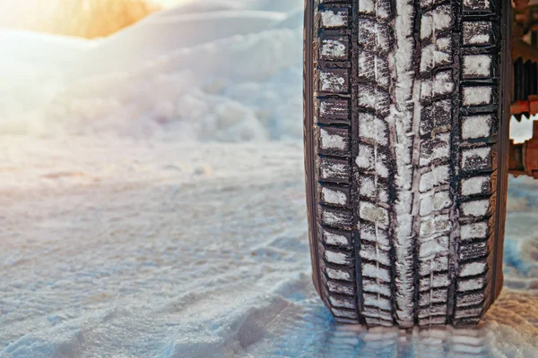 Samochodów opon na zimowe drogi pokryte śniegiem. Szczelnie-do góry. Koncepcja bezpieczeństwa na drodze zima. — Zdjęcie stockowe