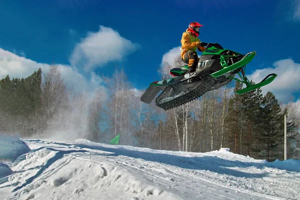 Grande salto motoslitta verde Sport. Nuvola di polvere di neve da sotto le piste della motoslitta. Concetto riposo estremo . — Foto Stock