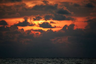 Güzel doğa, ışıkla karanlık Bulutların arasından geçen gün batımı alev bulut gökyüzü üzerinde dramatik turuncu günbatımı. Manzara.