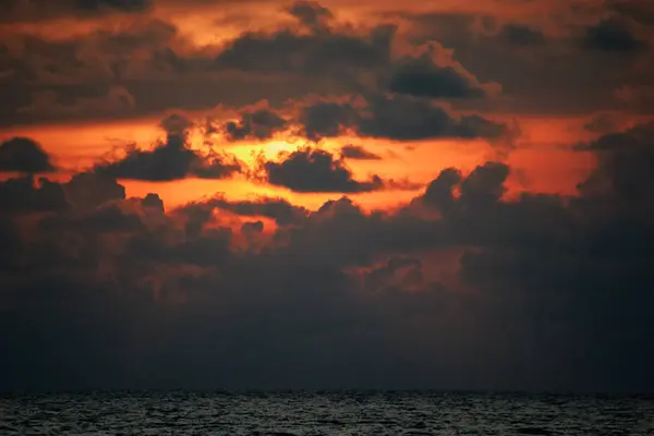 Hermosa naturaleza, espectacular puesta de sol naranja en el cielo nuboso Puesta de sol llameante con luz que pasa a través de las nubes oscuras. Paisaje . — Foto de Stock