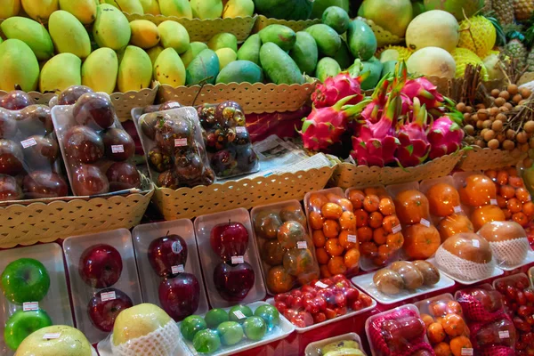 Kavramı Asya gıda pazarı sokak gece satıcı meyve. Egzotik tropik meyveler. — Stok fotoğraf