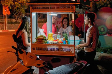 Tayland, Phuket, 19 Mart, 2018-kavramı sokak gıda Asya'da ucuz. Kamyon tüccar gece sokakta krep. Fastfood alıcılar