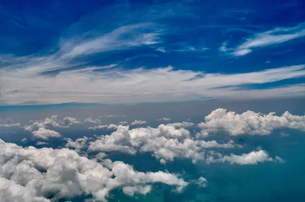 Céu azul bonito e nuvens brancas fundo. Panorama da atmosfera céu. Luzes de dia brilhantes. Planeta exterior. Foto da janela da aeronave . — Fotografia de Stock