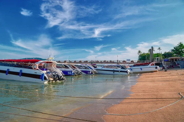 Velocidades atracadas na praia de areia. Marina tropical da praia com um grupo de barcos. Conceito de viajar por mar. Para publicidade . — Fotografia de Stock