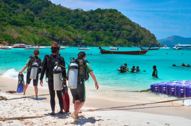 Tayland, Phuket, 16 Mart, 2018-a dalgıçlar üzerinde deniz kıyısı grubudur. Dalgıçlar dalış ekipmanı ile tropikal denize dalış hazırlanıyorlar.