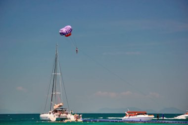 Tayland Phuket 22 Mart 2018 - Prasailing, denizde aktif dinlenme. Parasail ile aşırı eğlence.