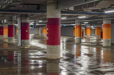 Konsept tasarım için boş yer altı otoparkı. Neon ışıklı modern şehir taşıma parkı