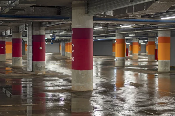 Estacionamiento subterráneo vacío para el diseño de conceptos. Moderno aparcamiento de transporte urbano con iluminación de neón —  Fotos de Stock