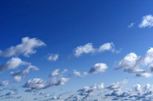 Nuvens cumulus no céu azul, dia ensolarado — Fotografia de Stock