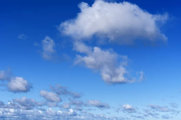 Lindas nuvens brancas contra o céu azul. Fundo céu nublado . — Fotografia de Stock