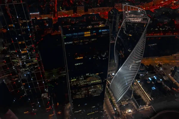 Panorama della città moderna di notte. Grattacieli, luci della città . — Foto Stock