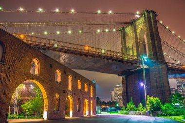 New York'ta gece, Brooklyn Köprüsü