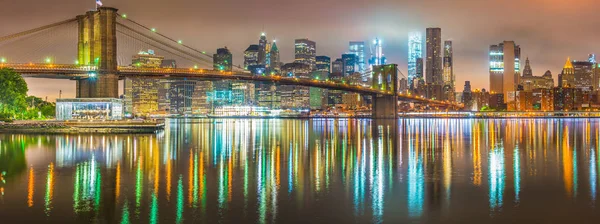 New york city bei Nacht, brooklyn bridge — Stockfoto