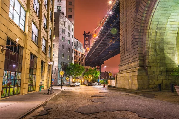 New York city på natten, Manhattan Bridge — Stockfoto