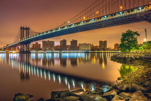 New York City bei Nacht, Manhattan Bridge — Stockfoto