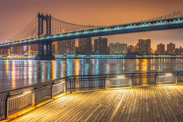 Нью-Йорк ночью, Манхэттенский мост — стоковое фото