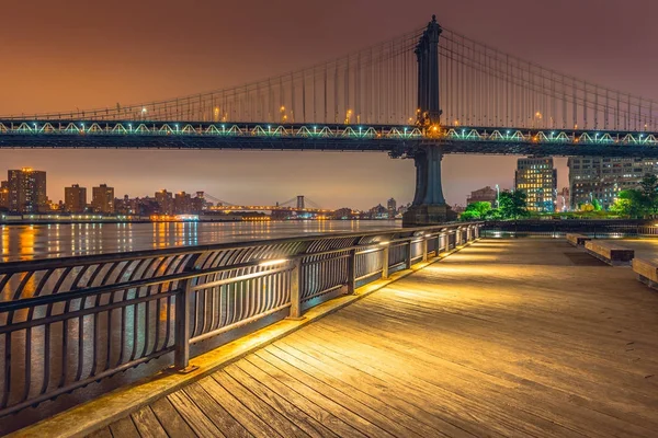 New York City bei Nacht, Manhattan Bridge — Stockfoto