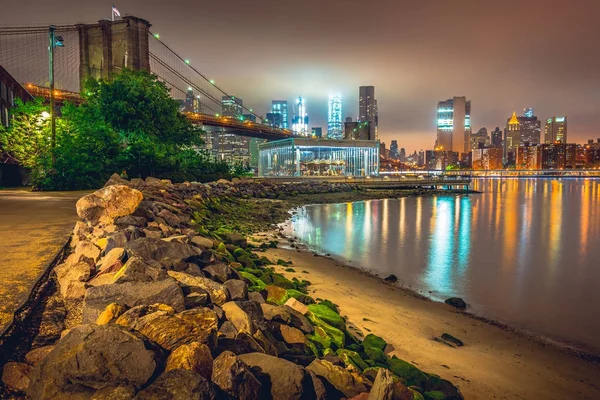 New york city bei Nacht, brooklyn bridge — Stockfoto