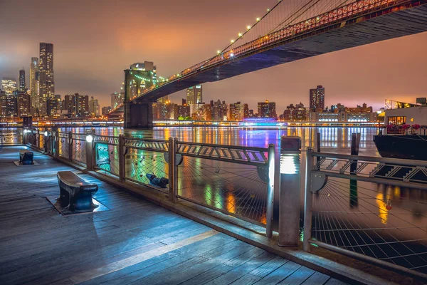 New york city bei Nacht, brooklyn bridge — Stockfoto