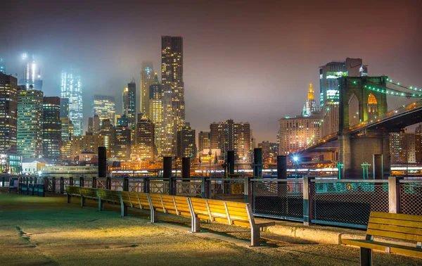 New York City bei Nacht, Brooklyn Bridge und Wolkenkratzer — Stockfoto