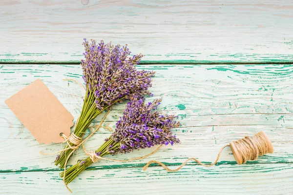 Lavendelkräuter auf dem Holztisch mit Platz für Text. — Stockfoto