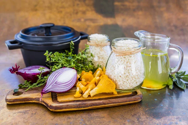 Ingredienti per la preparazione del risotto ai funghi finferli. Cibo italiano . — Foto Stock