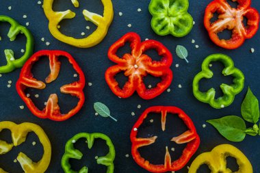 Siyah zemin biber taze ve çiğ dilim. 