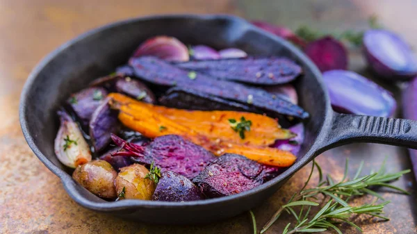 Baked vegetables with herbs in a cast iron pan. — Stock Photo, Image