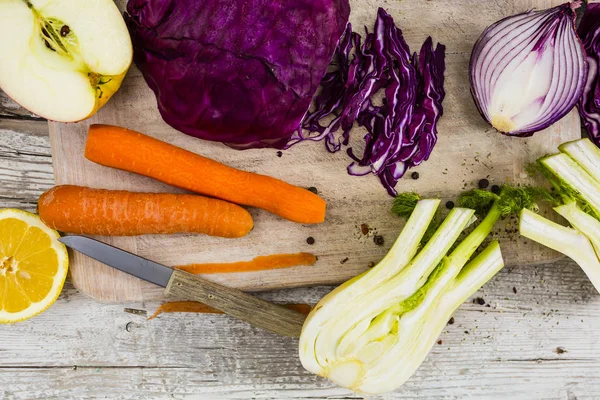 Інгредієнти для салат з Червоної капусти та овочі. Вегетаріанське харчування і здорового харчування. — стокове фото