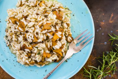 Risotto Cantharellus cibarius mantar ve otlar. Italyan Mutfagi. 