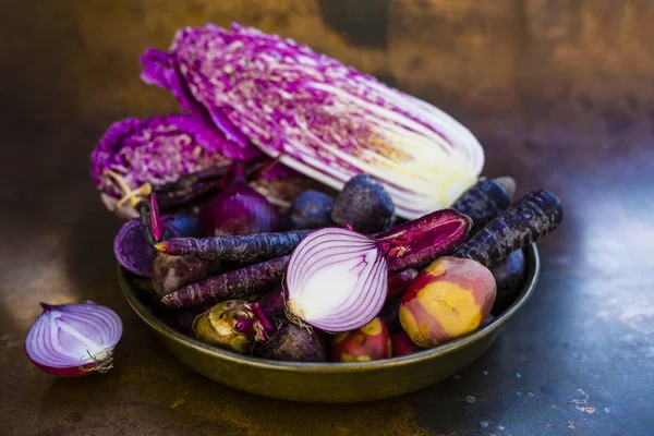 Syrové a čerstvé zeleniny fialové staré mísy. — Stock fotografie