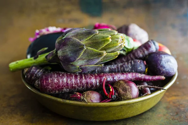 Syrové a čerstvé Artyčok a fialová zelenina ve staré mísy. — Stock fotografie