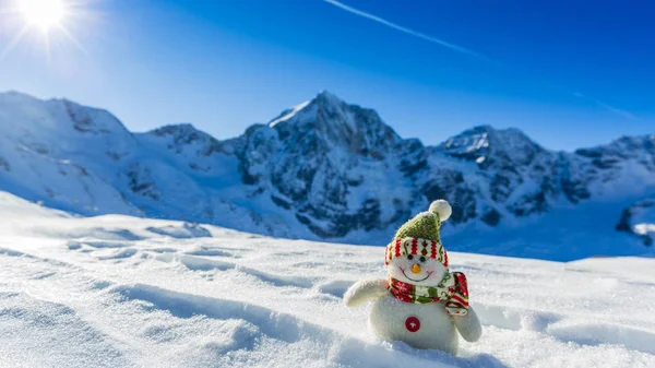 Hóember sípálya az olasz Alpokban a téli szezonban. Solda, az Ortler, Zebru, nagy Zebru a háttérben. Val Venosta, Dél-Tirol, Olaszország. — Stock Fotó