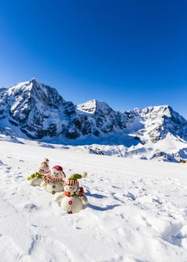 Kış sezonu, İtalyanca Alps Kayak vadede kardan adam. Solda arka planda Ortler, Zebru, Grand Zebru ile. Val Venosta, Güney Tirol, İtalya. 