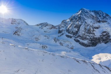 Karlı İtalyan Alpleri Sulden, Ortler, Zebru, Grand Zebru arka planda ile Solda. Val Venosta, Güney Tirol, İtalya. 