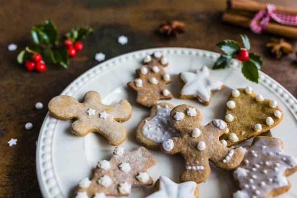 自家製クリスマスのジンジャーブレッド クッキー プレートとビンテージ バック グラウンドをにてください — ストック写真
