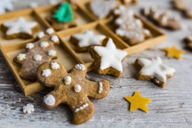 Ev yapımı Noel gingerbread çerezleri ahşap arka plan üzerinde.