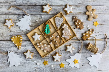 Ev yapımı Noel gingerbread çerezleri ahşap arka plan üzerinde.