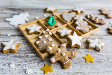 Ev yapımı Noel gingerbread çerezleri ahşap arka plan üzerinde.