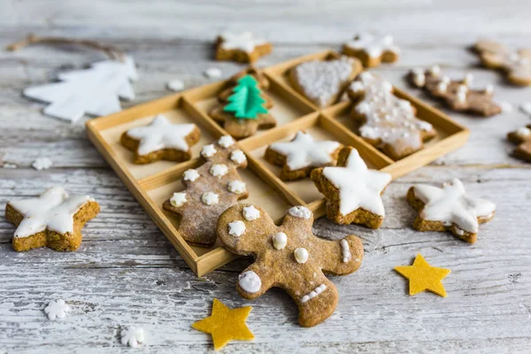Ev yapımı Noel gingerbread çerezleri ahşap arka plan üzerinde.