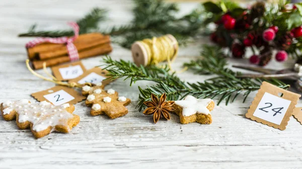 Läckra Hembakade Pepparkakor Och Juldekorationer — Stockfoto