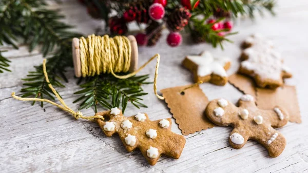 Läckra Hembakade Pepparkakor Och Juldekorationer — Stockfoto