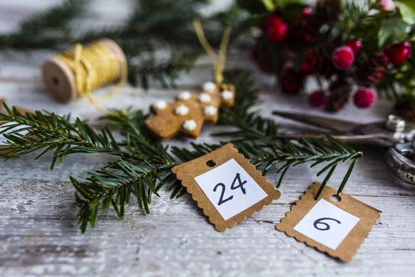 Läckra Hembakade Pepparkakor Och Juldekorationer — Stockfoto