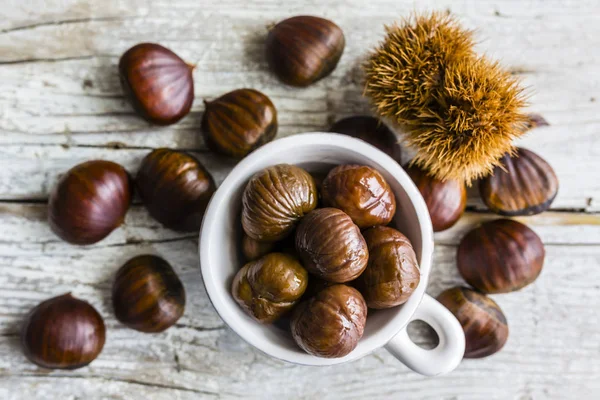 Châtaignes Comestibles Marron Sur Fond Bois Rustique — Photo