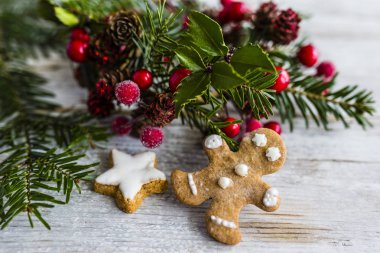 Lezzetli ev yapımı gingerbread çerezleri ve Noel süsleri. 