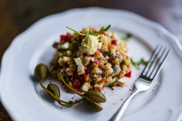 Beyaz tabakta lezzetli ringa balığı tartar.